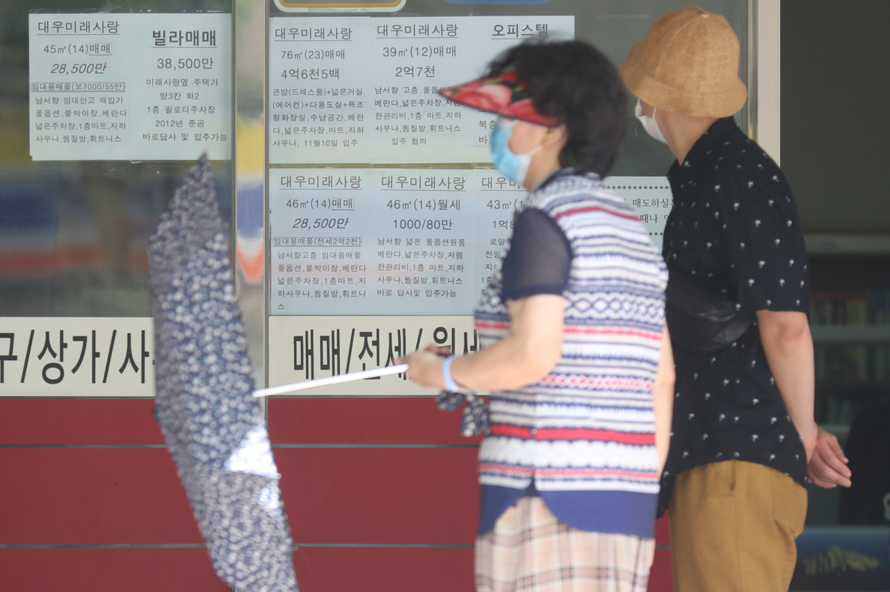 홍남기 부총리 겸 기획재정부 장관이 19일 정부서울청사에서 열린 '제3차 부동산시장 점검 관계장관회의'에서 "현행 4%인 월차임(전월세) 전환율을 2.5%로 하향 조정하겠다"고 밝혔다. 사진은 이날 서울 마포구에 한 부동산중개업소 모습. [연합]