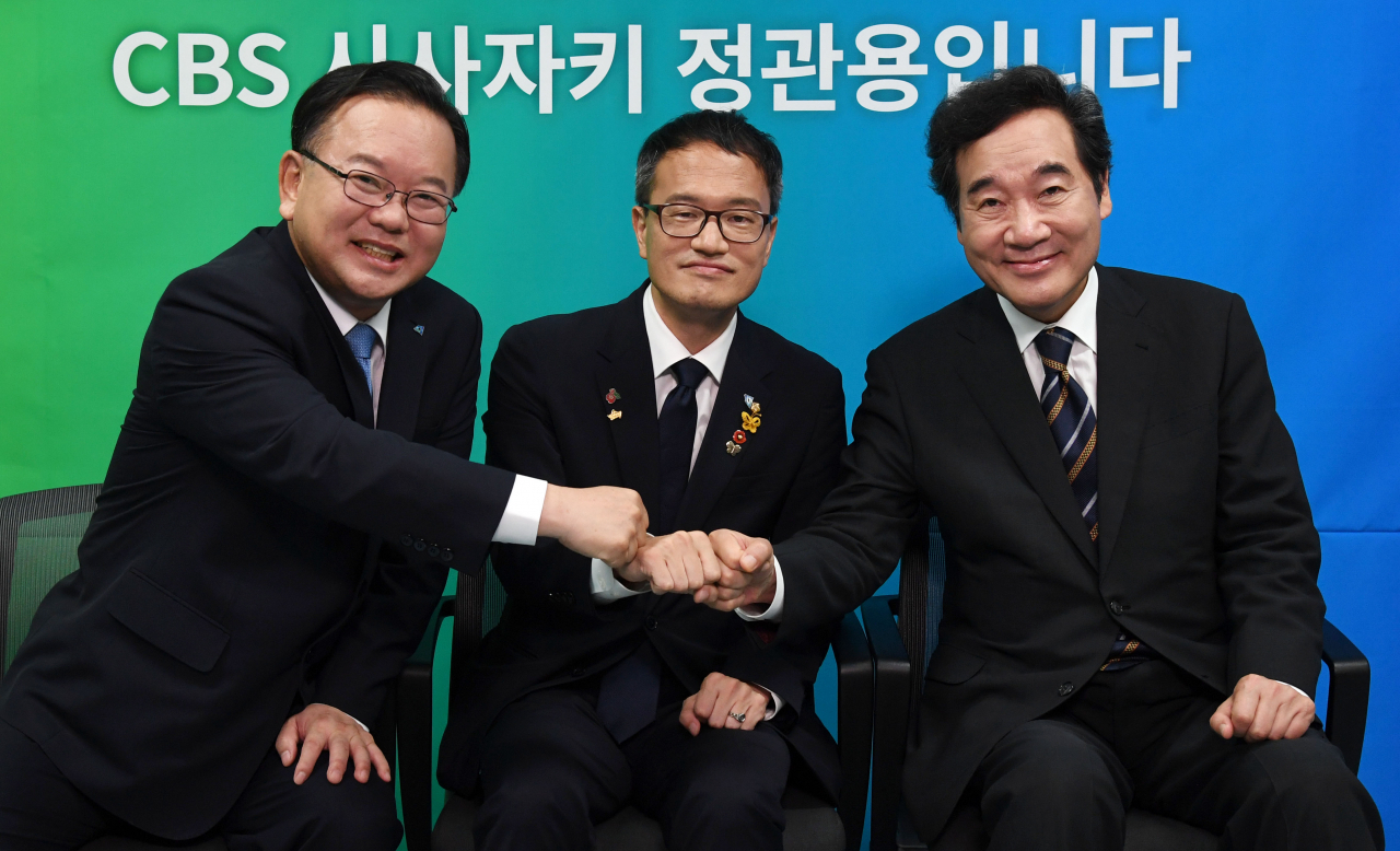 더불어민주당 당대표 경선에 출마한 김부겸(왼쪽부터), 박주민, 이낙연 후보가 18일 오후 서울 양천구 CBS사옥에서 진행된 CBS 라디오 ‘시사자키 정관용입니다’에 출연, 방송토론회 전 포즈를 취하고 있다. [연합]