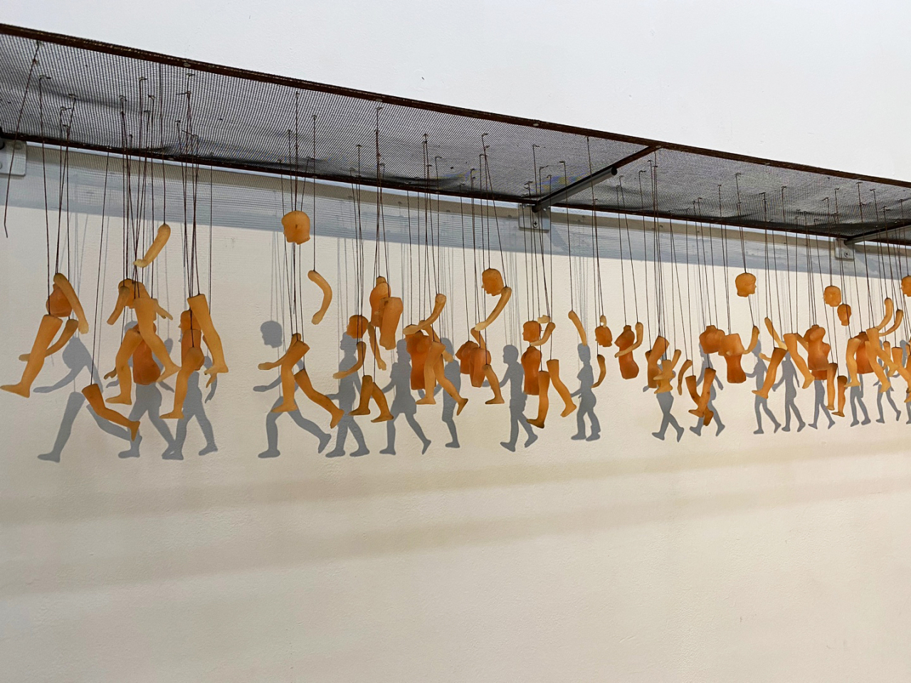윤보현, Shadow, 2004 wax, steel, wire, spotlight 203x23x30.5(h)cm [사진제공=갤러리수]