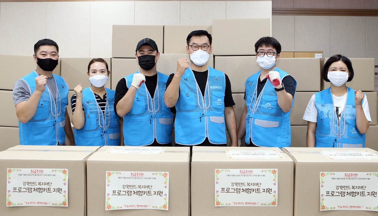 강원랜드 복지재단 직원들이 장애청소년 가정에 체험키트를 발송하기전에 아이들의 건강을 기원하는 화이팅을 외치며 포즈를 취하고 있다.