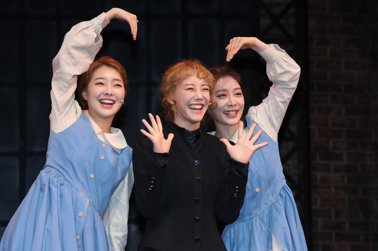뮤지컬 ‘마리 퀴리’에 출연했던 배우 이봄소리(왼쪽부터), 김소향, 김히어라. [연합]