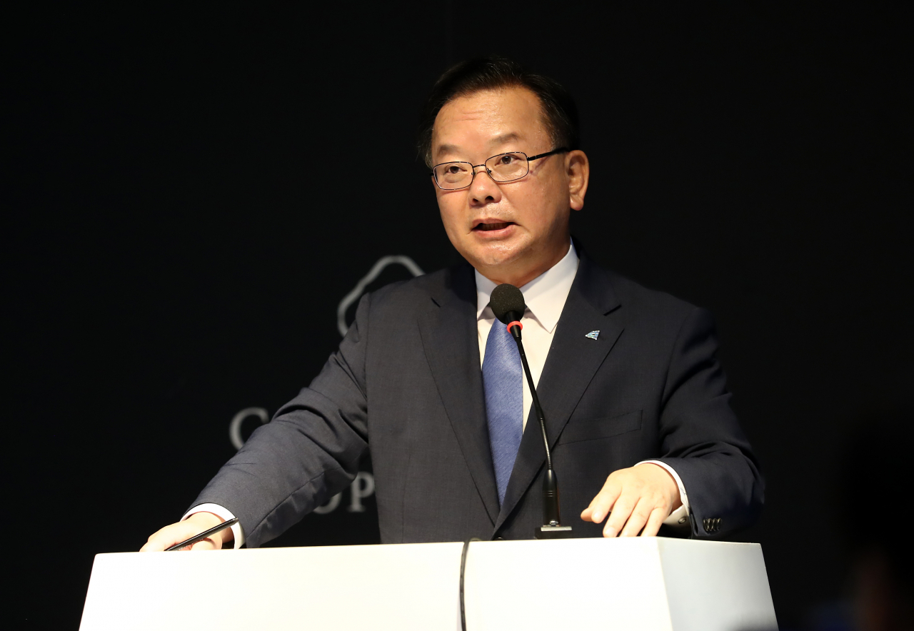 더불어민주당 당대표 경선에 출마한 김부겸 후보가 19일 오전 대전시 서구 탄방동 오페라웨딩에서 열린 기자회견에서 기자 질문에 답하고 있다. [연합]