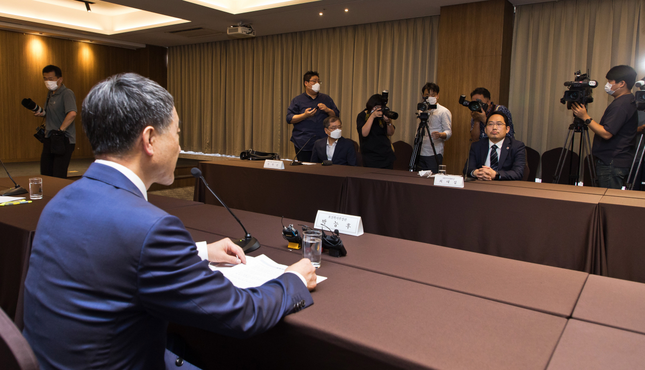 박능후 보건복지부 장관과 최대집 대한의사협회 회장이 19일 오후 서울 중구 코리아나호텔에서 열린 '보건복지부-대한의사협회 긴급 간담회'를 하고 있다. 연합뉴스