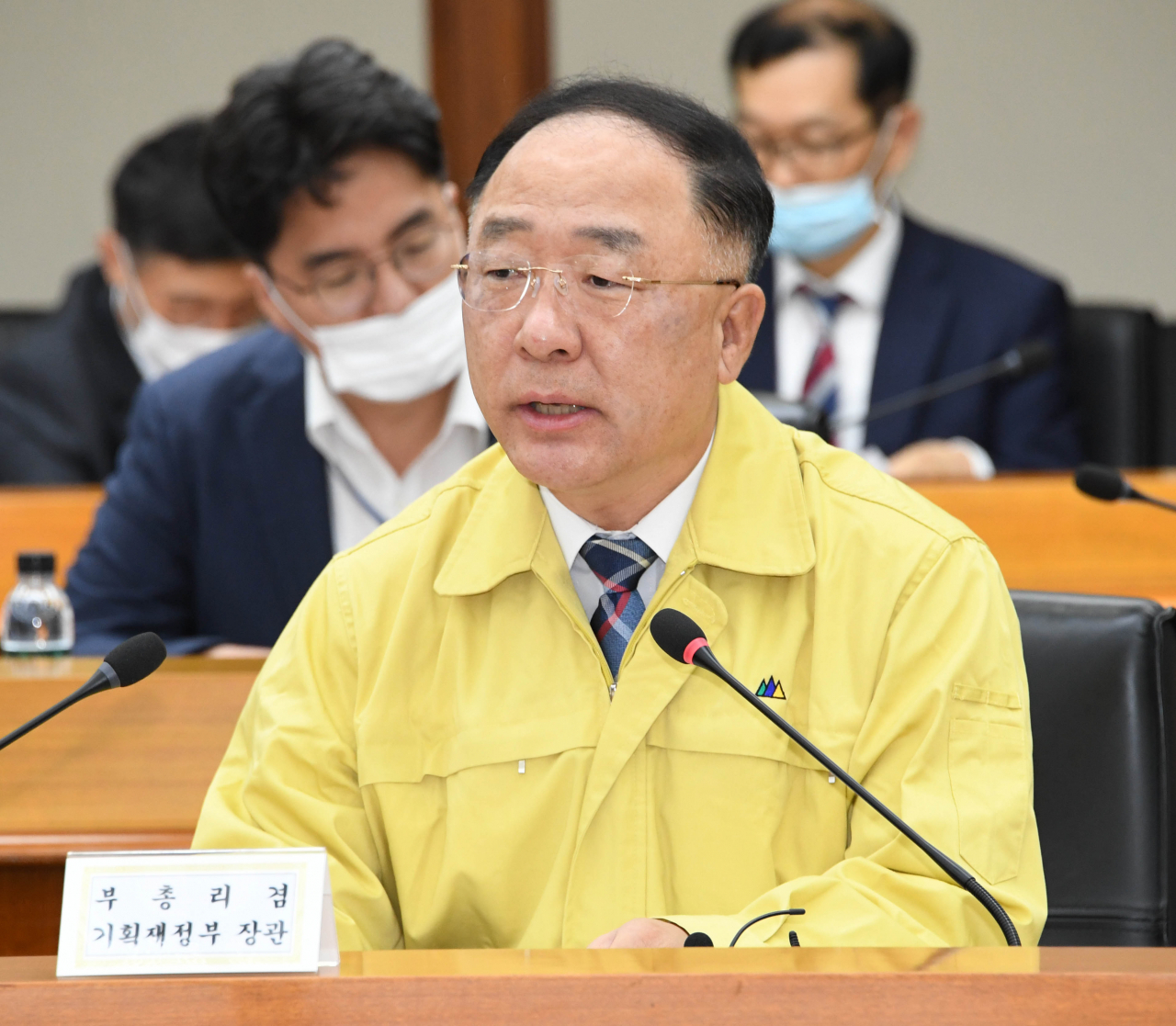 홍남기 부총리 겸 기획재정부 장관이 20일 서울 여의도 한국수출입은행에서 열린 '제2차 한국판 뉴딜 관계장관회의 겸 제14차 비상경제 중앙대책본부 회의'를 주재하고 있다. [기획재정부 제공]