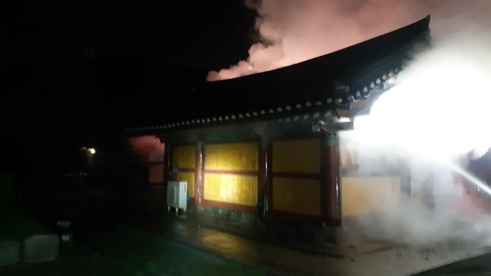 소방당국이 불이 난 용주사 호성전을 진화하는 모습. [연합]