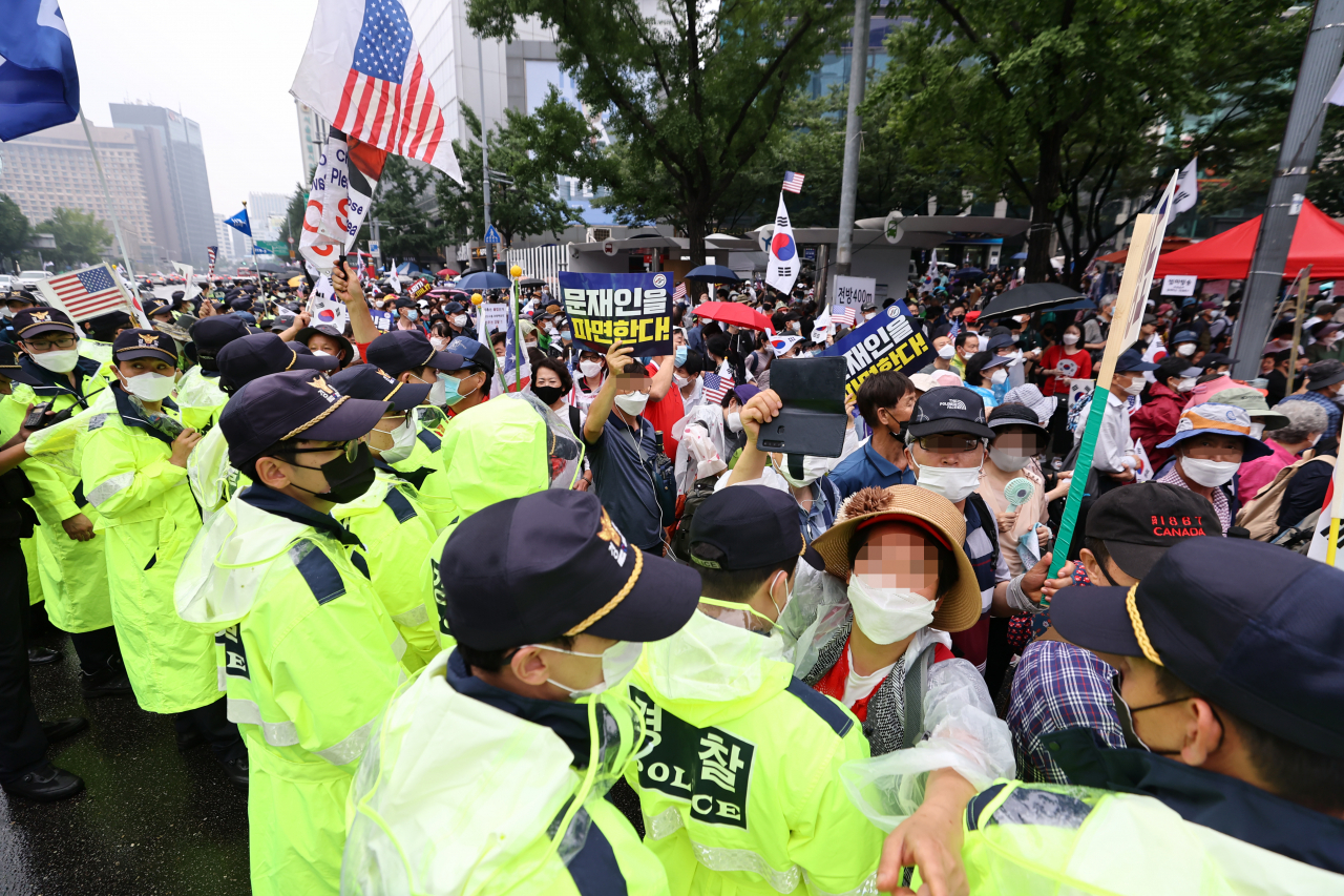 15일 오후 서울 종로구 동화면세점 앞에서 사랑제일교회·자유연대 주최로 문재인 정권 부정부패·추미애 직권남용·민주당 지자체장 성추행 규탄 집회가 열리고 있다. [연합]