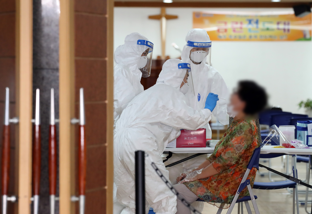 19일 오전 서울 중랑구 금란교회에 설치된 선별진료소에서 교인이 신종 코로나바이러스 감염증(코로나19) 검사를 받고 있다. 중랑구와 금란교회 등에 따르면 사랑제일교회 방문자로 확진 판정을 받은 금란교회 교인 A씨가 지난 12일 저녁과 13&sim;14일 새벽에 금란교회 예배에 참석한 것으로 확인됐다. 연합뉴스