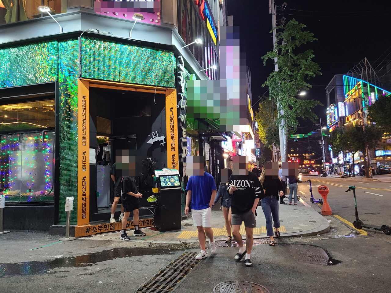 19일 새벽 서울 마포구 홍대입구역 인근 유흥가에 손님들이 많지 않은 모습이다. [연합]