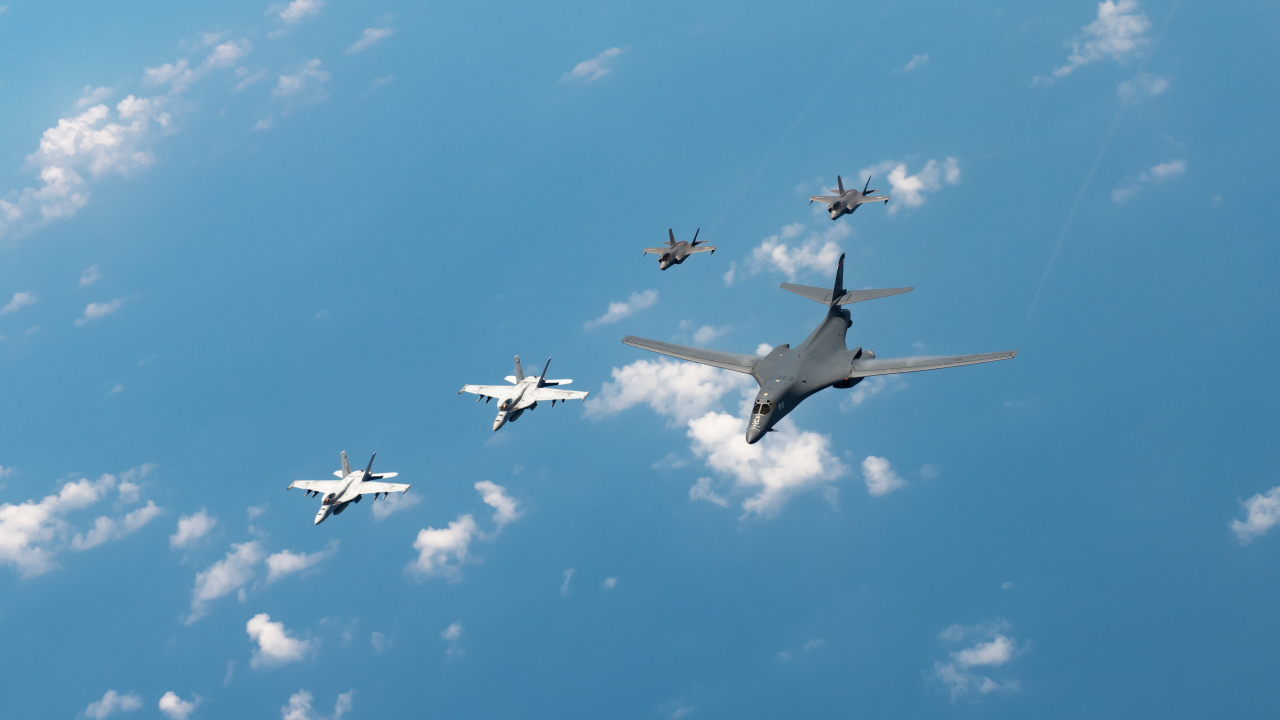 지난 17일 미 폭격기 B-1B가 주일 미 공군 F-15C, 미 해군 F/A-18 슈퍼호넷, 미 해병대 F-35B 호위를 받으며 한반도 근해를 비행하고 있다.[사진=미공군홈페이지]