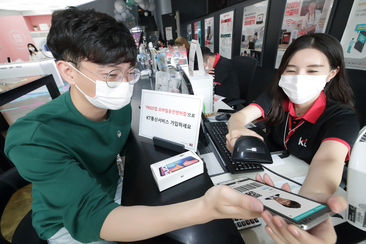 KT는 통신3사 중 처음으로 패스(PASS) 앱의 ‘모바일운전면허 확인서비스(이하 패스 모바일운전면허)’로 KT의 유무선 통신서비스에 가입이 가능해진다고 20일 밝혔다.[KT제공]