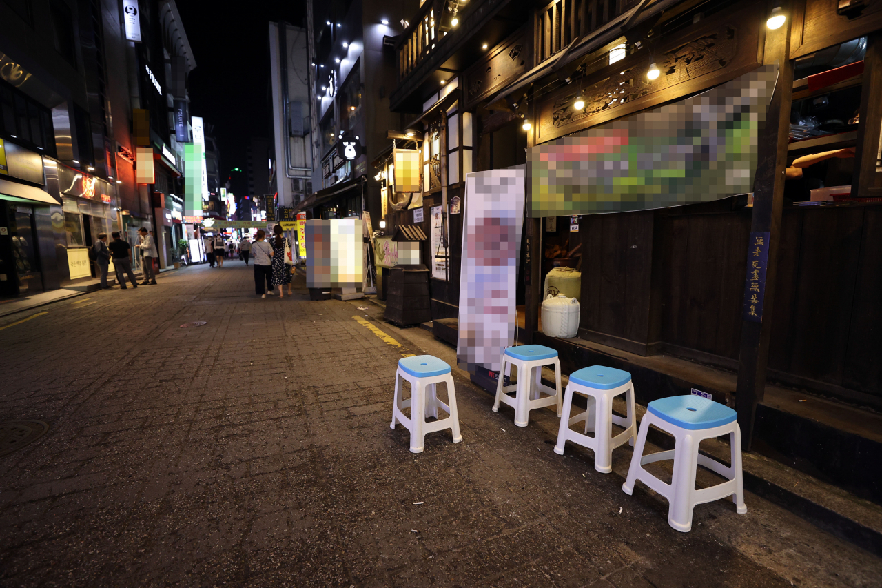 지난 19일 오후 서울 종로구 젊음의 거리 일대가 한산한 모습을 보이고 있다. [사진=연합뉴스]