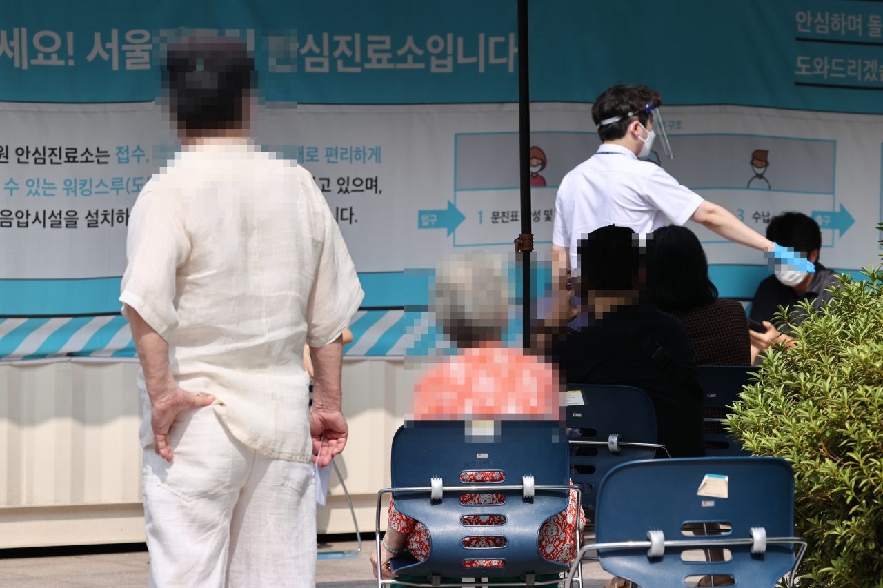 20일 서울 중랑구 서울의료원 선별진료소에서 시민들이 신종 코로나바이러스 감염증(코로나19) 검사를 기다리고 있다. 연합뉴스