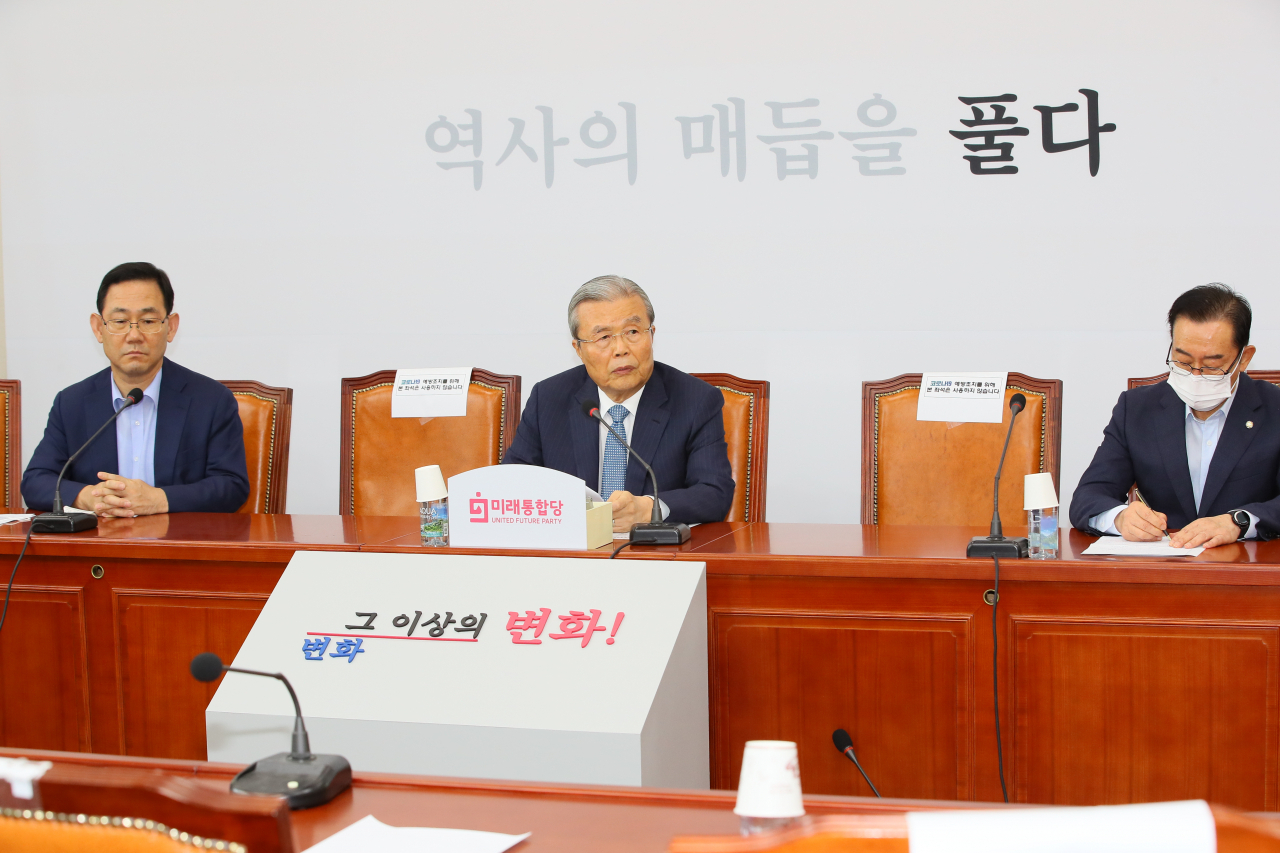 김종인 미래통합당 비상대책위원장(가운데)이 20일 국회에서 열린 비상대책위원회의에서 발언하고 있다. [연합]