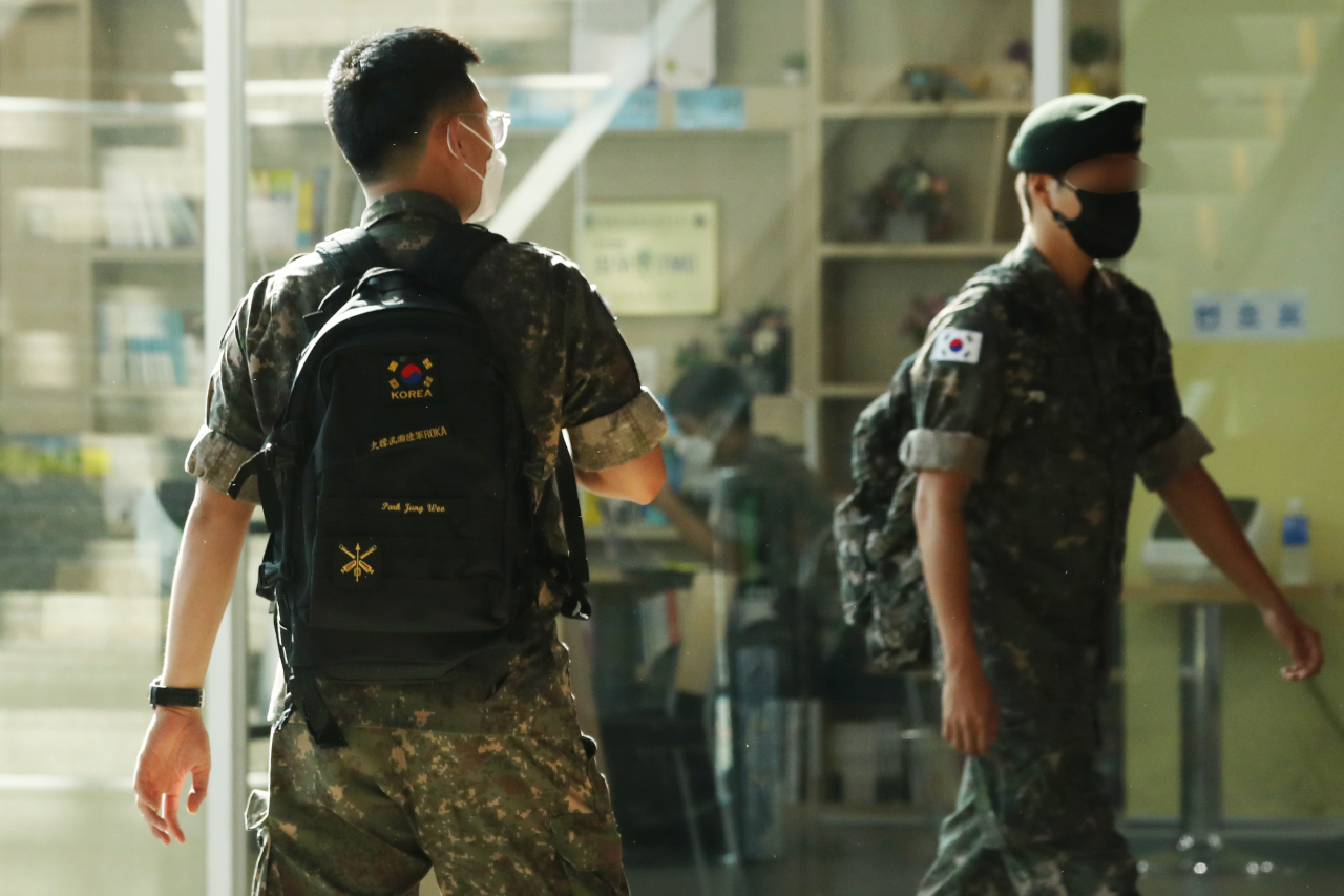 지난 18일 오후 서울역에서 군 장병들이 열차를 기다리고 있다. 국방부는 코로나19 확산을 우려해 19일부터 2주간 장병에 대한 휴가·외박·외출·면회 등의 출타를 통제한다고 밝혔다.[연합]