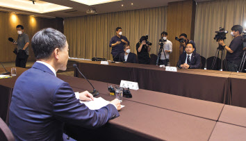 박능후 보건복지부 장관과 최대집 대한의사협회 회장이 19일 오후 서울 중구 코리아나호텔에서 열린 ‘보건복지부-대한의사협회 긴급 간담회’를 하고 있다. [연합]