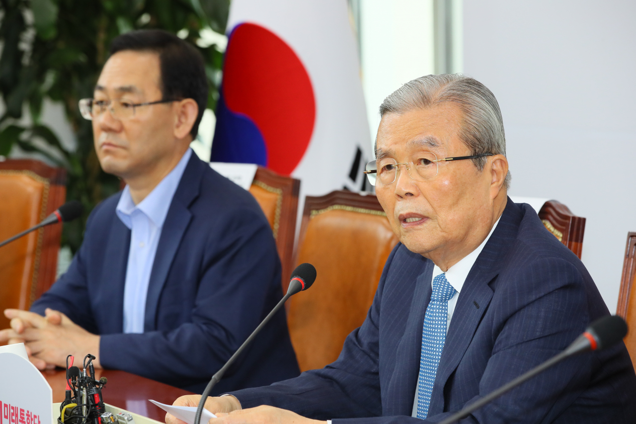 김종인 미래통합당 비상대책위원장(오른쪽)이 20일 국회에서 열린 비상대책위원회의에서 발언하고 있다. [연합]