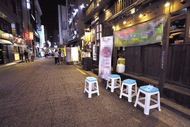 지난 19일 오후 서울 종로구 젊음의 거리 일대가 한산한 모습을 보이고 있다. [연합]