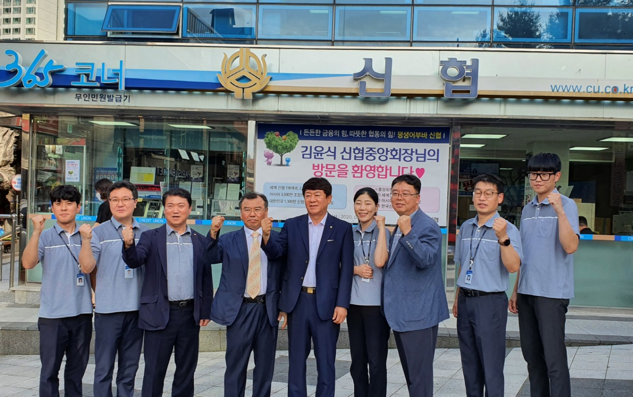 지난 8월 13일, 김윤식 신협중앙회장은 코로나19 확산으로 지역경제 침체가 극심한 강원지역의 고한신협을 방문하여 조합 임직원을 격려했다. [신협중앙회 제공]