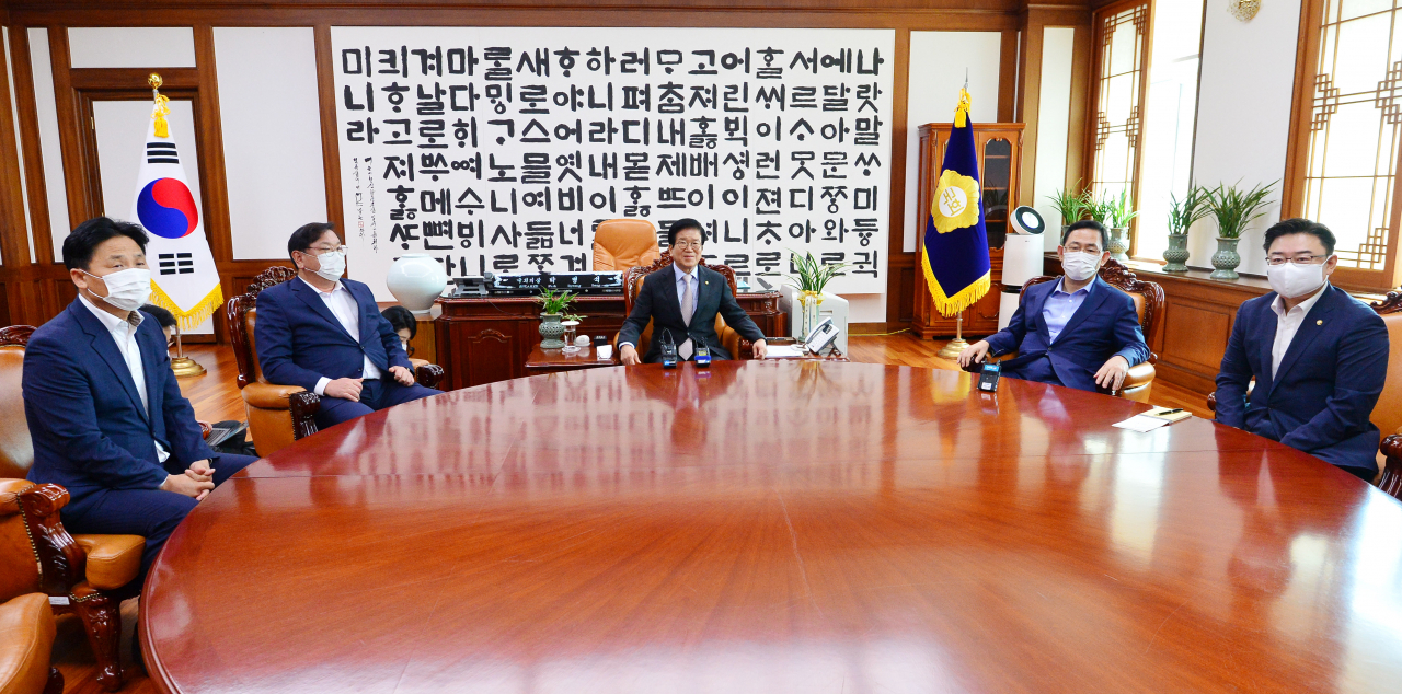 박병석 국회의장과 여야 원내대표가 20일 국회 의장실에서 정례회동을 갖고 있다. [연합]