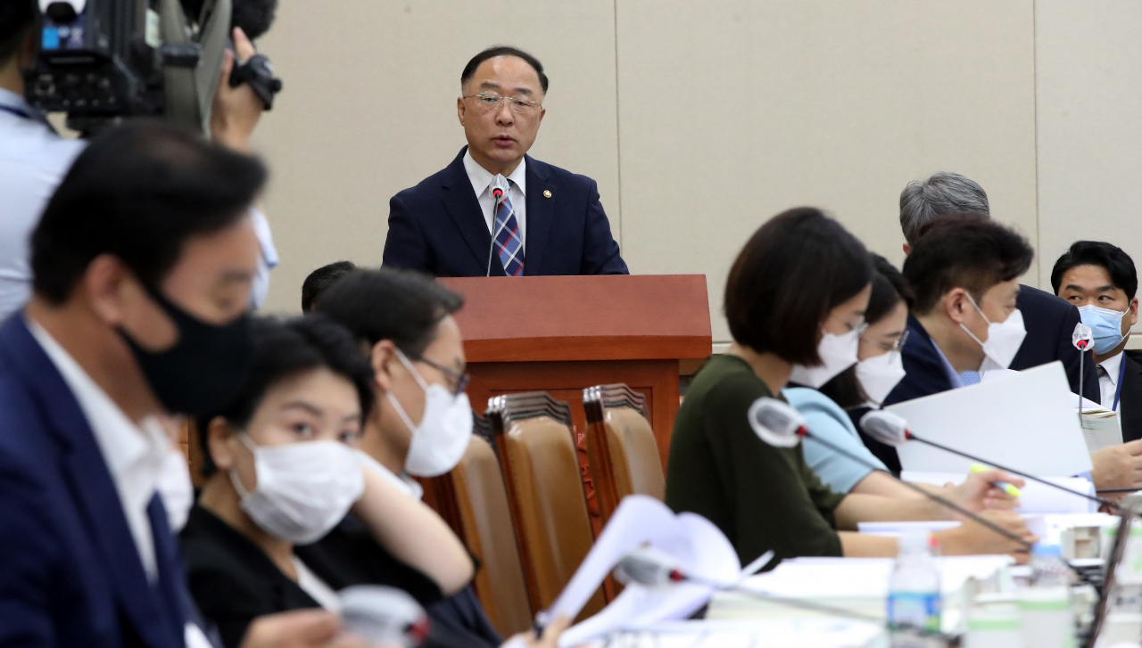 홍남기 경제부총리가 20일 국회 기획재정위원회 전체회의에서 발언하고 있다. [연합]