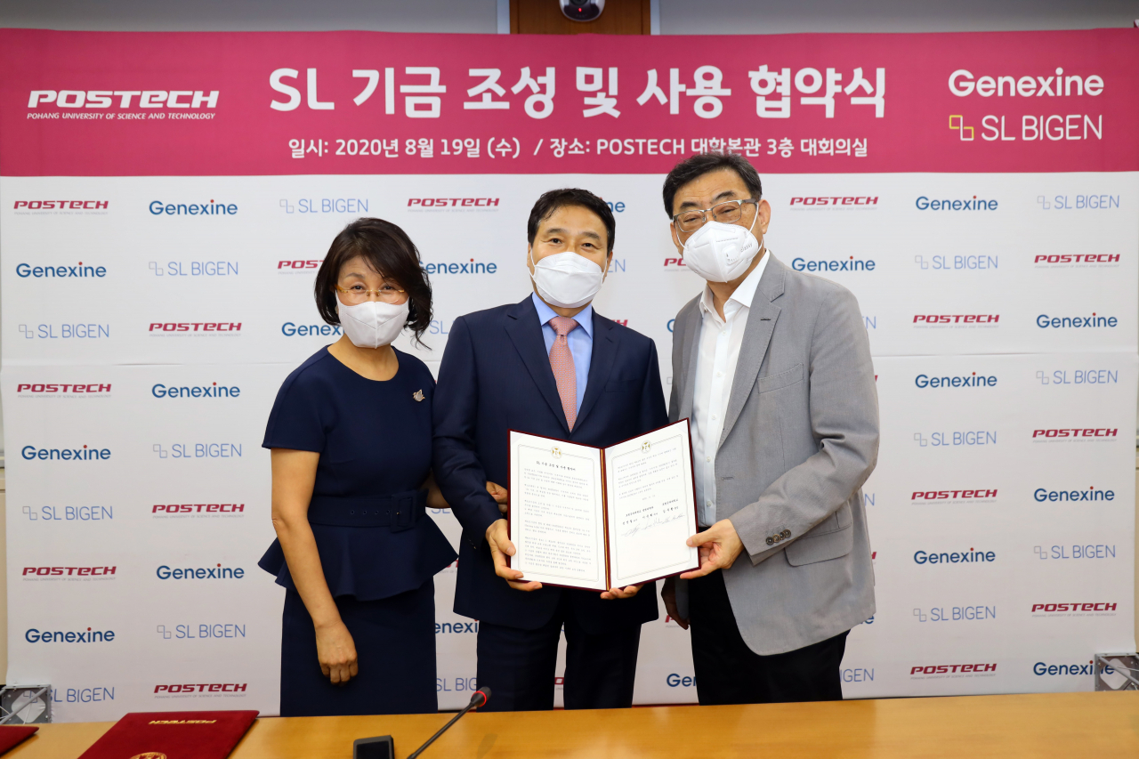 성영철(가운데) 교수와 이옥희 여사가 19일 SL기금 조성 협약식에서 기념촬영을 하고있다.[포스텍 제공]