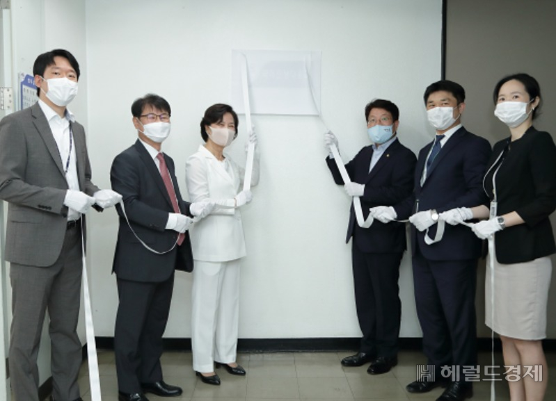 오흥세 국제분쟁대응과 검사, 강성국 법무실장, 추미애 법무부 장관, 고기영 차관, 한창완 국제분쟁대응과장, 유새롬 국제분쟁대응과 검사(왼쪽부터)가 19일 현판식을 진행하고 있다. [법무부 제공]