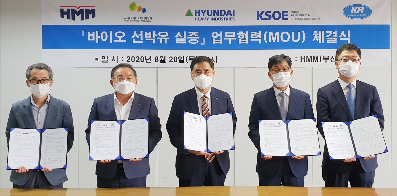20일 HMM 부산 R&D센터에서 개최된 '바이오중유 실증 업무협력(MOU) 체결식'에서 관계자들이 서명을 마친 후 기념촬영을 하고 있다. 왼쪽부터 한국선급 연구본부장 하태범 전무, 한국바이오에너지협회 한승욱 회장, HMM 해사총괄 최종철 전무, 현대중공업 엔진기계사업대표 이기동 부사장, 한국조선해양 미래기술연구원장 주원호 부사장. [HMM 제공]