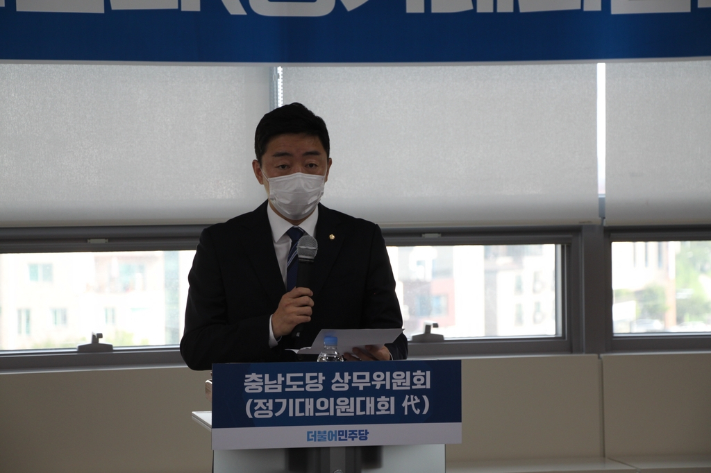 강훈식 더불어민주당 의원이 민주당 충남도당 상무위원회에서 수락 연설을 하고 있다[연합]