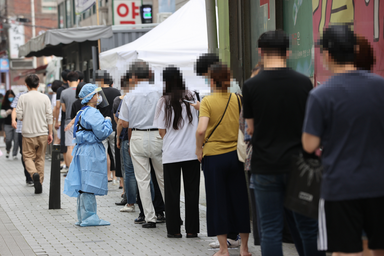 신종 코로나바이러스 감염증(코로나19) 선별진료소를 찾은 시민들이 검사받기 위해 줄을 서고 있다. [연합]