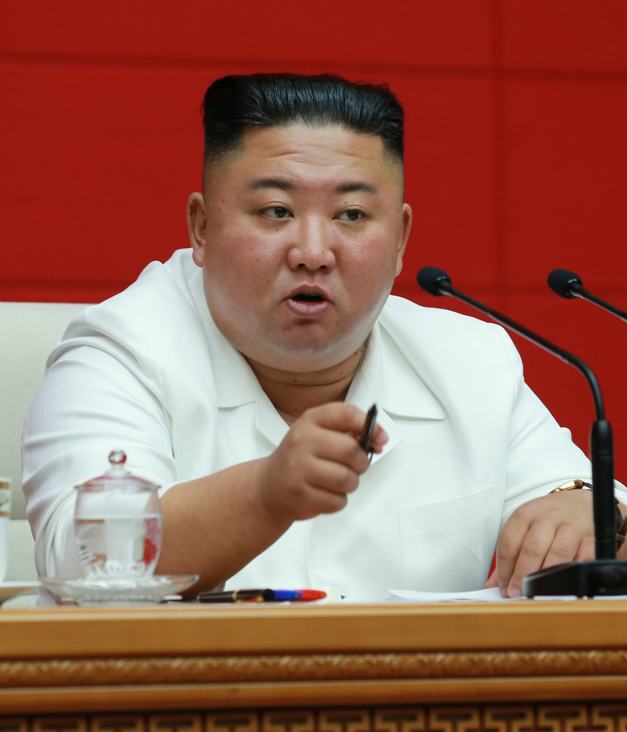북한 조선중앙통신은 20일 김정은 국무위원장 지도로 전날 열린 노동당 중앙위원회 전원회의에서 내년 1월 제8차 당대회를 소집하기로 했다며 새로운 국가경제발전 5개년 계획을 제시하게 될 것이라고 보도했다. 북한은 혹독한 대내외정세 속에 국가경제 목표에 미진하고 인민생활을 뚜렷하게 향상하지 못했다며 이례적으로 경제실패를 자인했다. [헤럴드DB]