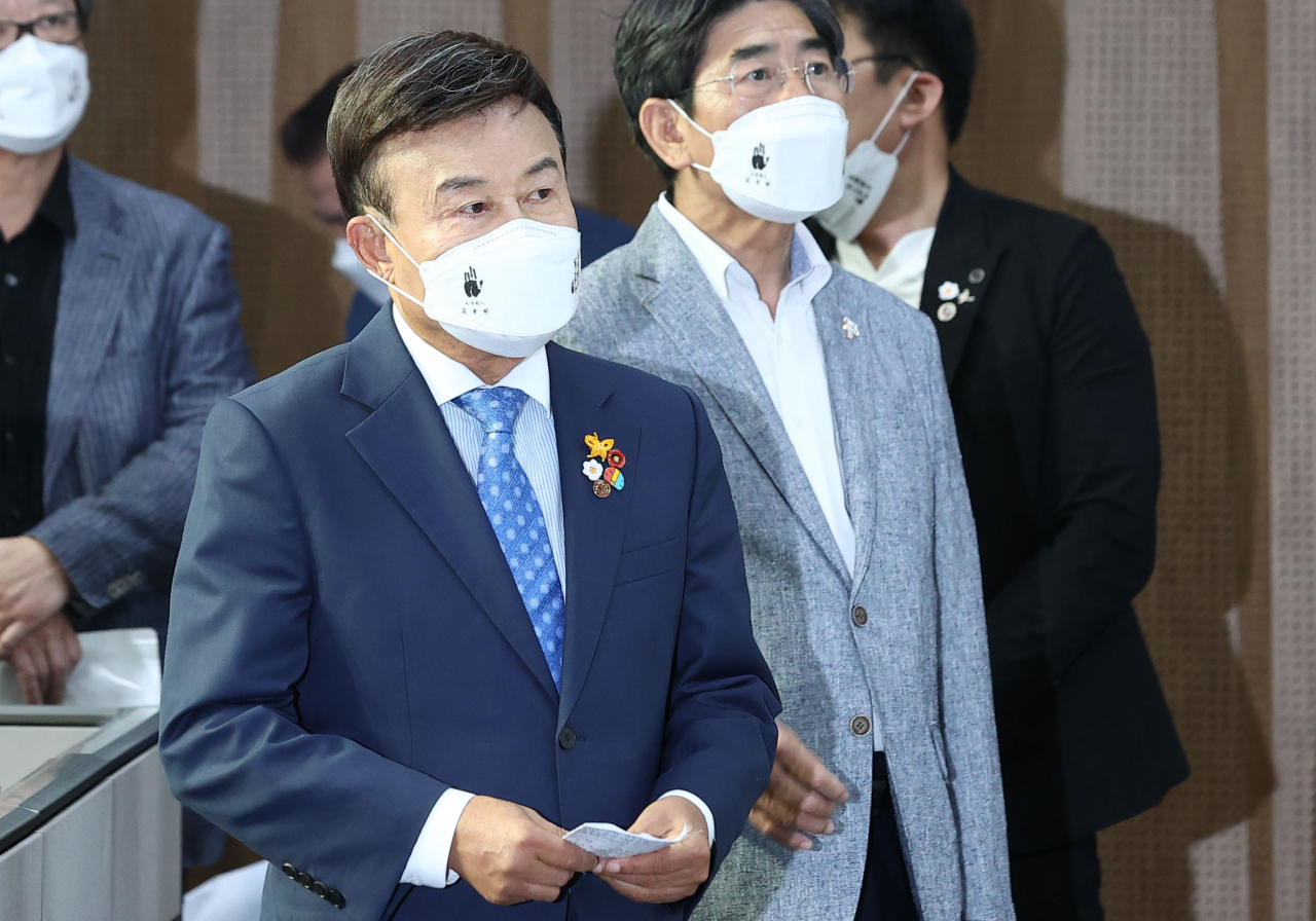 김원웅 광복회장이 20일 오후 서울 여의도 국회 소통관에서 열린 안익태 친일·친나치 행적 영상 자료 공개 기자회견에 앞서 생각에 잠겨있다. [연합]
