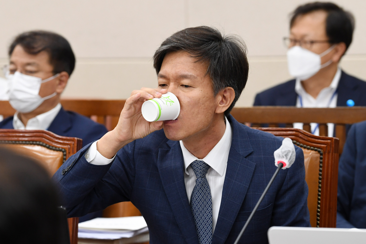 국세청장 후보자인 김대지 국세청 차장이 20일 국회 기획재정위원회 전체회의에서 물을 마시고 있다. [연합]