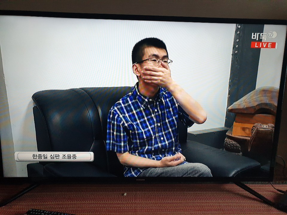 판팅위가 중국기원에서 유권해석을 기다리고 있는 모습./바둑TV 촬영