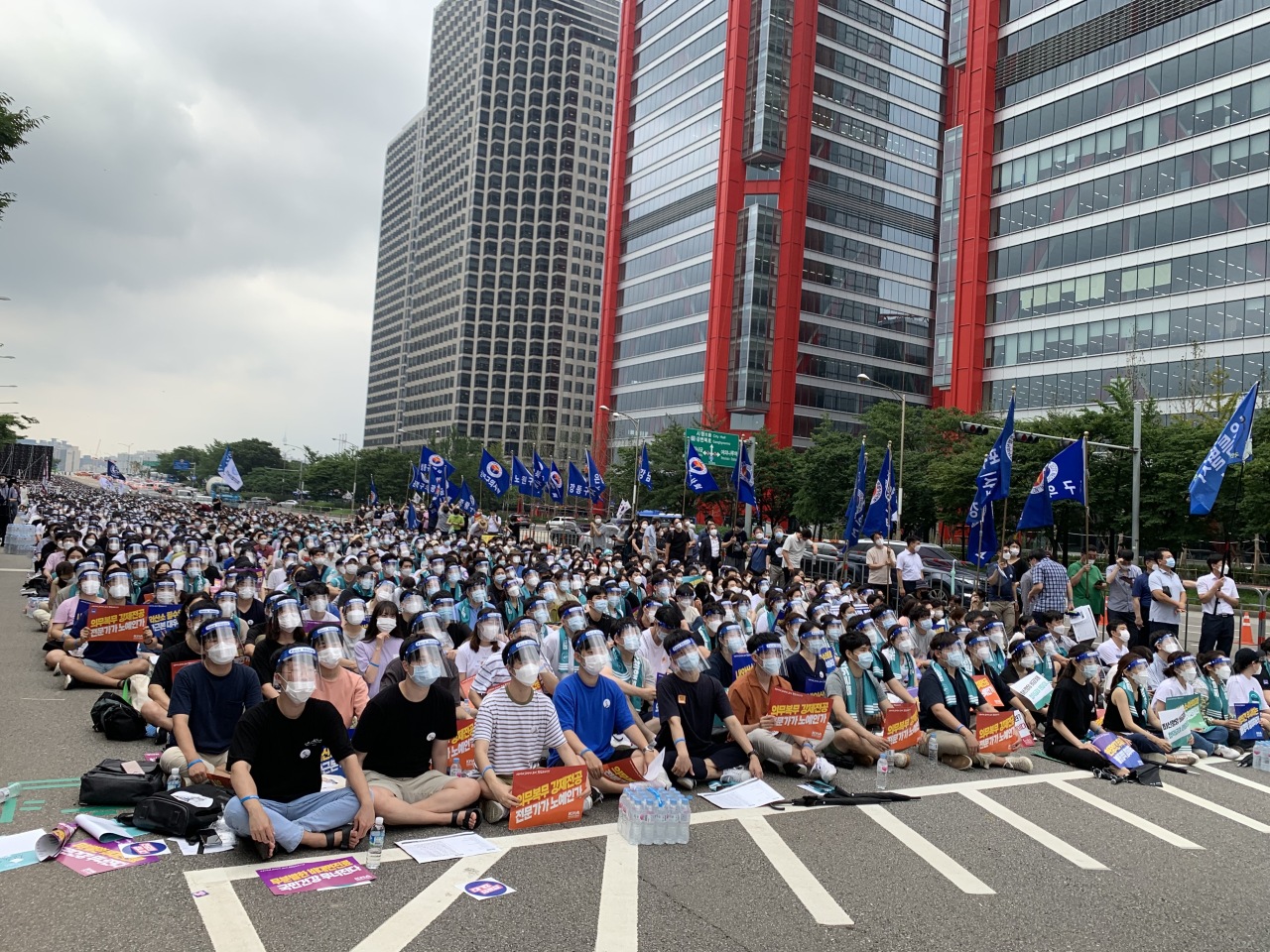 Doctors gather on the streets in Yeouido, central Seoul, on Aug. 14 to protest the health bills being pushed by the government. (Kim Arin/The Korea Herald)