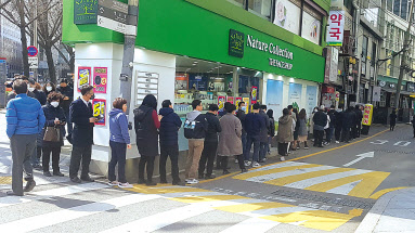 이 사진 기억하세요..마스크를 사기위해 긴 줄이 서있다.