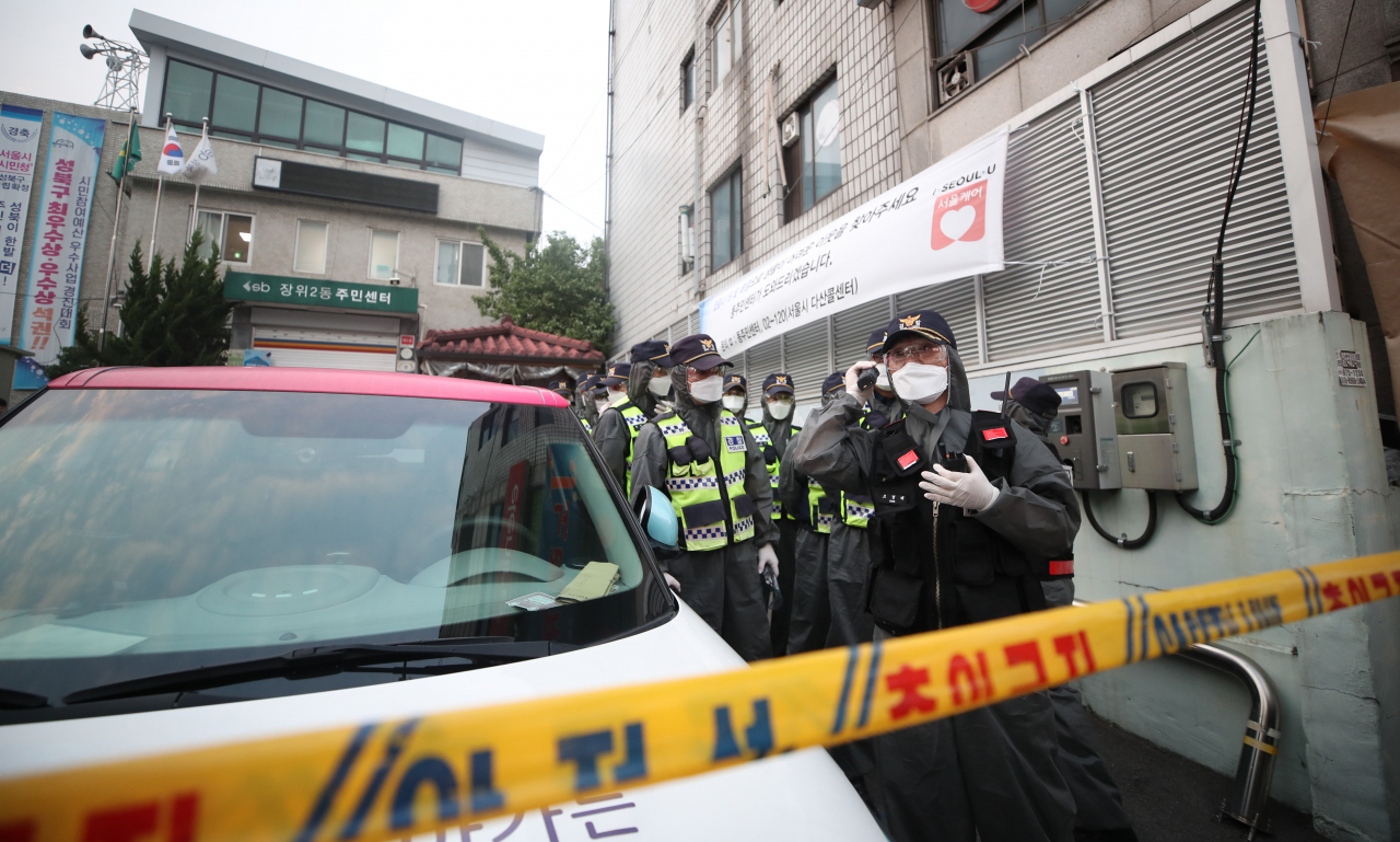20일 오후 신종 코로나바이러스 감염증(코로나19) 확진자가 다수 발생한 서울 성북구 사랑제일교회에서 경찰 병력이 이동하고 있다. 연합뉴스