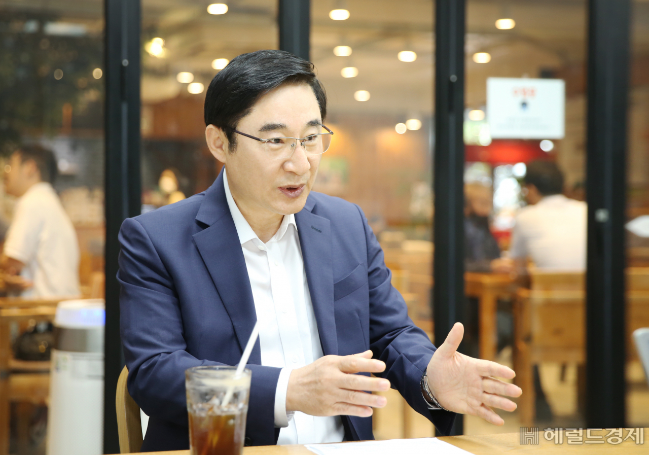 이동진 구청장은 민선7기 공약사업으로 햇빛발전소 확대 지원, 전기자동차 충전소 설치 확대를 추진했다. 코로나19, 기상이변 등의 근본적인 원인으로 지목되는 지구온난화를 극복하려면 ‘삶의 방식의 전환’에서 시작해야한다는 게 그의 생각이다. [도봉구 제공]
