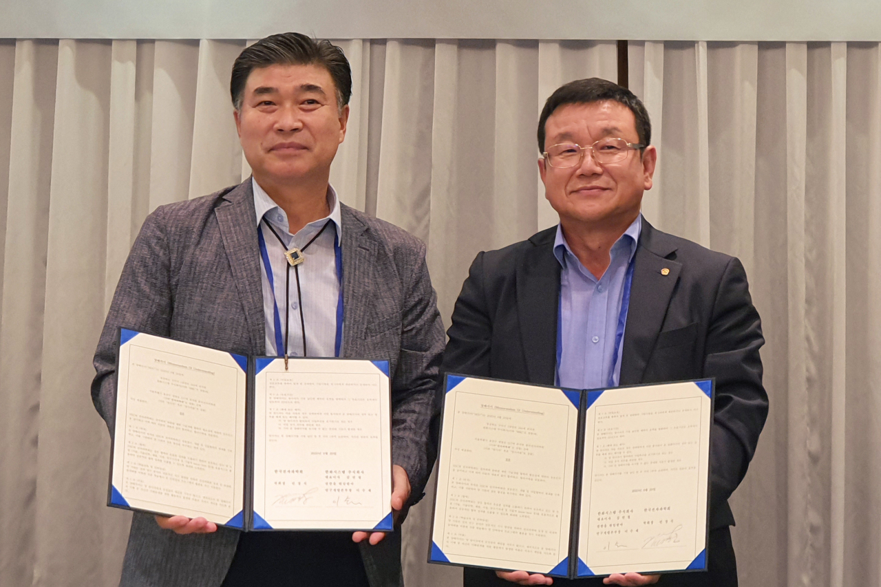 이수재 한화시스템 연구개발본부장(오른쪽)과 민경식 한국전자파학회 회장이 20일 '전자파 기술을 활용한 레이다 기술 공동연구'를 위한 양해각서(MOU)를 갱신했다. [한화시스템 제공]