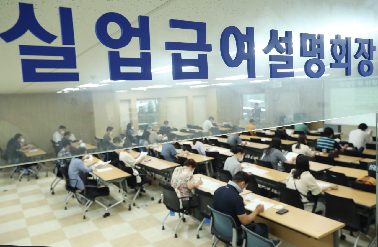 실직자들이 급여요건 등을 듣기위해 실업급여설명회장에 앉아 있다. [연합]