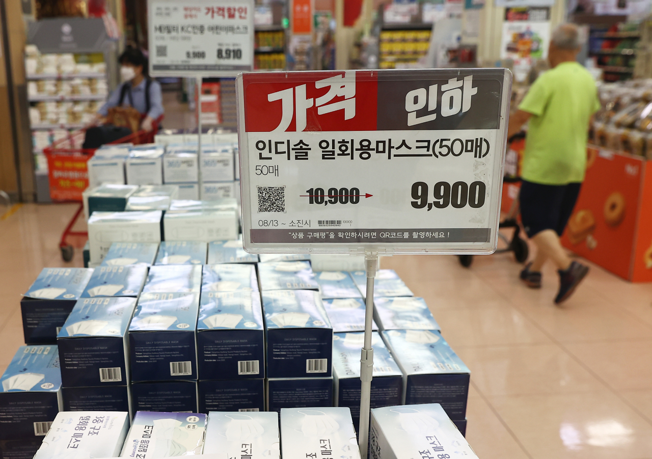 코로나19 재확산으로 인해 마스크와 손 소독제 등 방역 용품 수요가 늘어날 것으로 예상된다. 20일 서울시내 한 대형마트에 마스크가 진열돼 있다. 연합뉴스