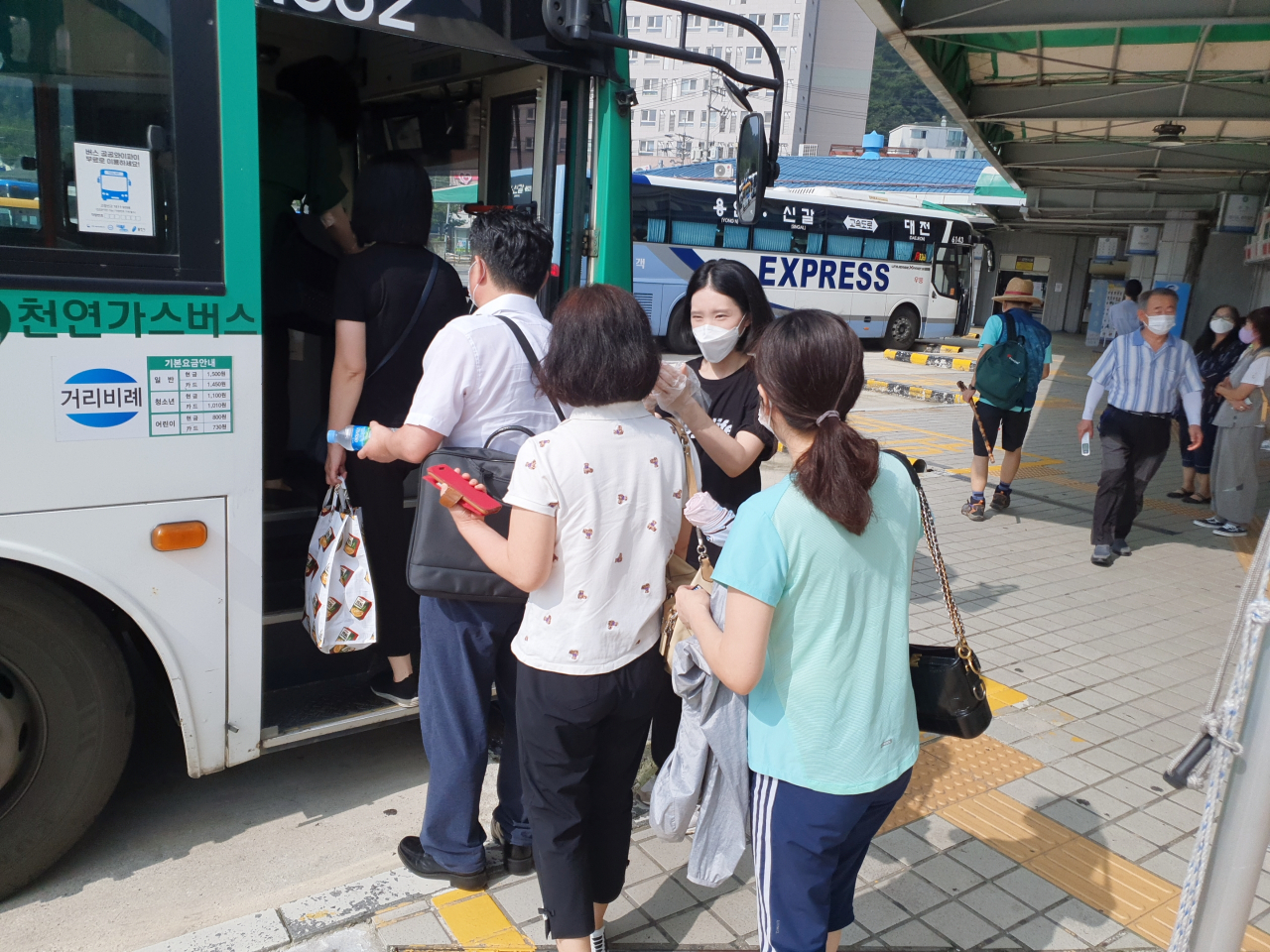 용인시가 버스이용객 발열체크를 하고 있다. [용인시 제공]