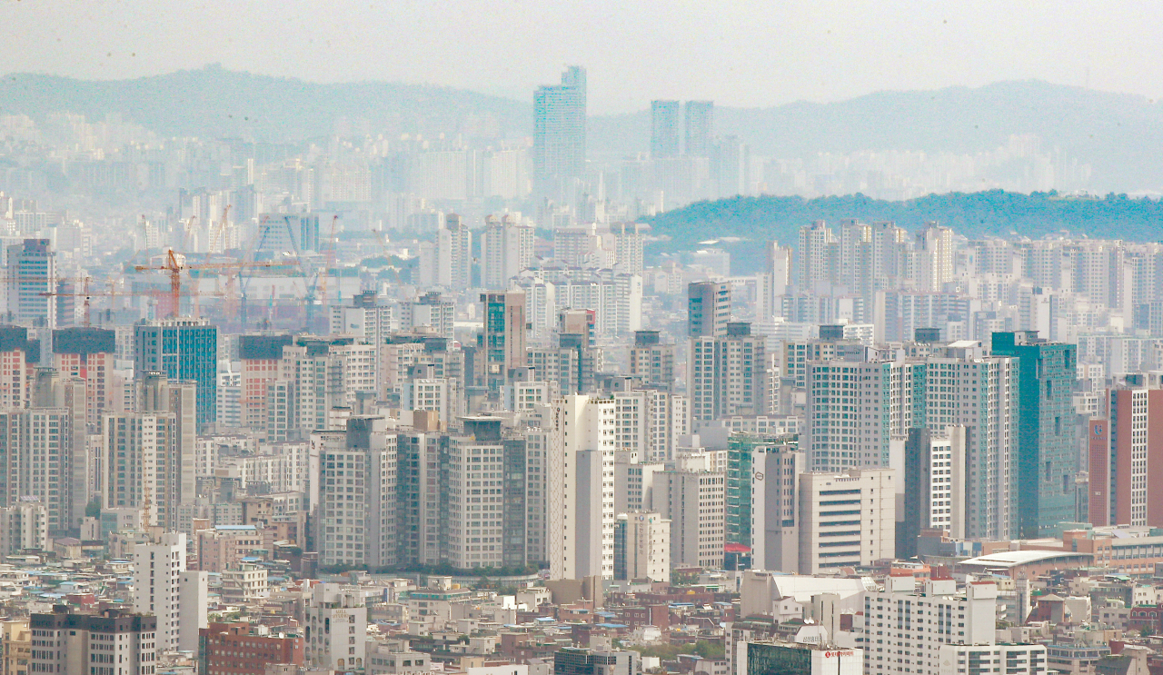 정부가 임대차 3법(전월세 신고제, 전월세상한제, 계약갱신청구권제)과 전월세 전환율 하향 조정에 이은 후속 조치로 전월세 임대료 기준을 정하는 ‘표준임대료’ 도입을 위한 검토에 들어갔다. 사진은 서울 남산에서 바라본 시내 아파트 단지 모습. [연합]
