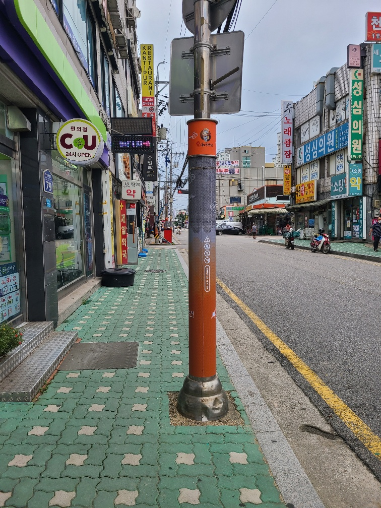 화성시는 광고물부착방지 스티커를 설치했다. [화성시 제공]