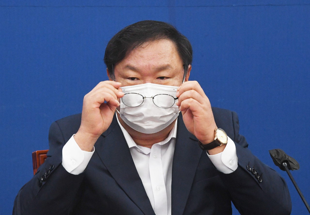 김태년 더불어민주당 원내대표가 20일 오전 서울 여의도 국회에서 열린 정책조정회의에서 안경을 고쳐쓰고 있다. [연합]