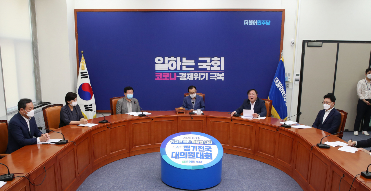 19일 오후 서울 여의도 국회에서 열린 더불어민주당 최고위원회의에서 이해찬 대표 등 참석자들이 거리를 두고 앉아 있다. [연합]