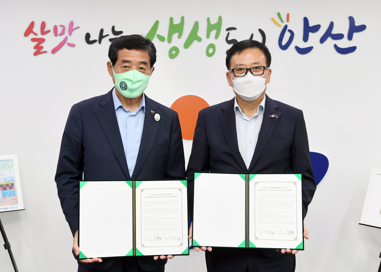 윤화섭 안산시장이 지난 20일 안산혁신교육지구 시즌3 합의서를 체결했다. [안산시 제공]