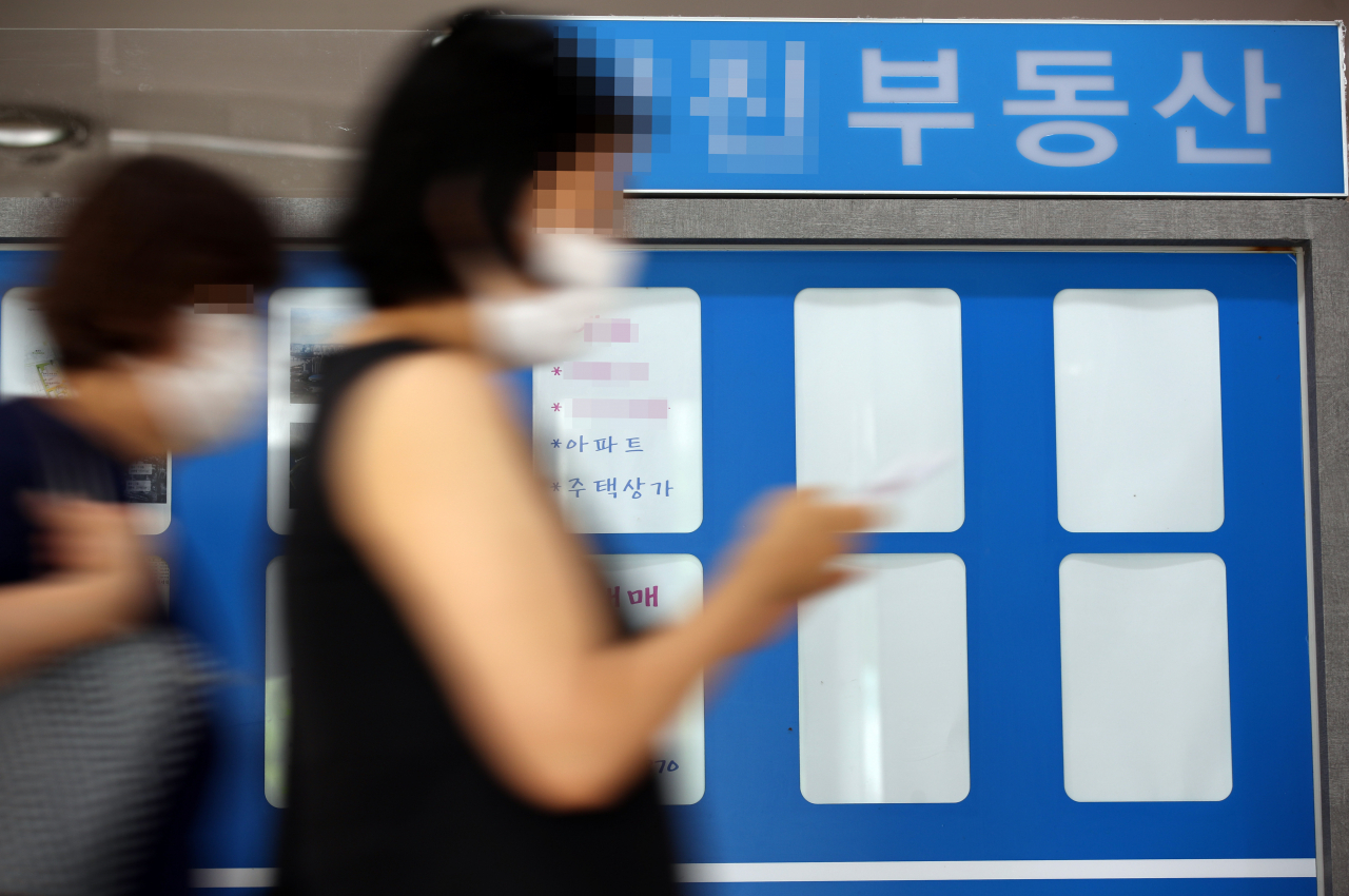 지난 30일 오전 서울 송파구의 한 상가 부동산중개업소의 매물 정보란이 비어있다. [연합]