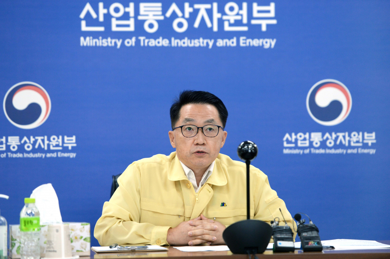 이호준 산업통상자원부 기획조정실장이 21일 정부세종청사에서 열린 공공기관 코로나19 대응 긴급 대책회의에서 인사말을 하고 있다.[산업통상자원부 제공］