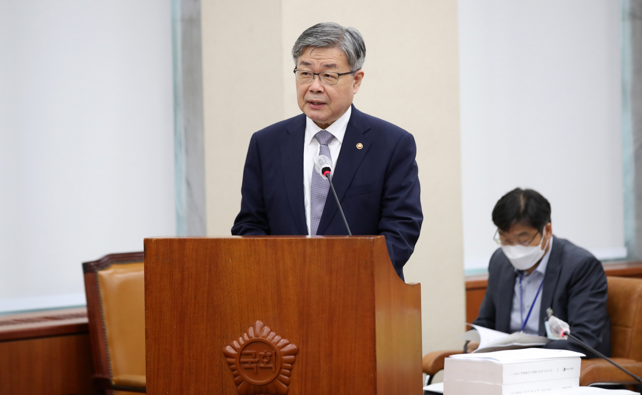 이재갑 고용노동부 장관이 21일 오전 서울 여의도 국회에서 열린 환경노동위원회 전체회의에서 현안 보고를 하고 있다. [연합]