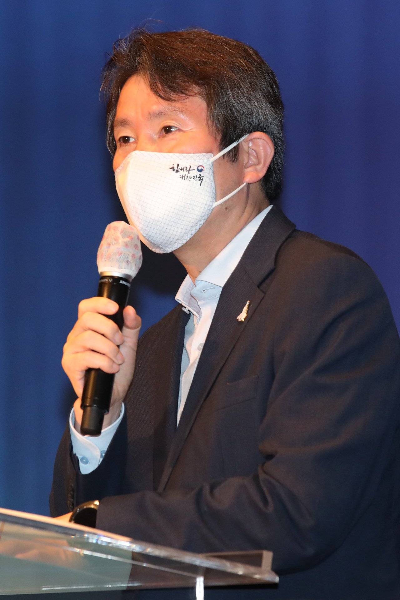 이인영 통일부장관은 21일 광복 75주년 평화통일포럼에 참석해 남북 주민의 생명을 지키기 위한 남북협력을 확대해나가겠다고 밝혔다. [연합]